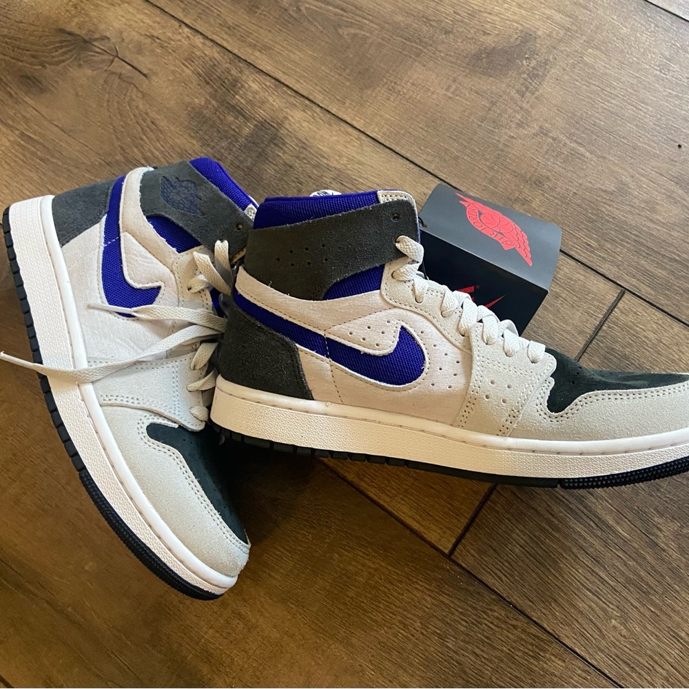 Nike Black and Blue Sneakers High-Top.
Like new. - Picture 4 of 8